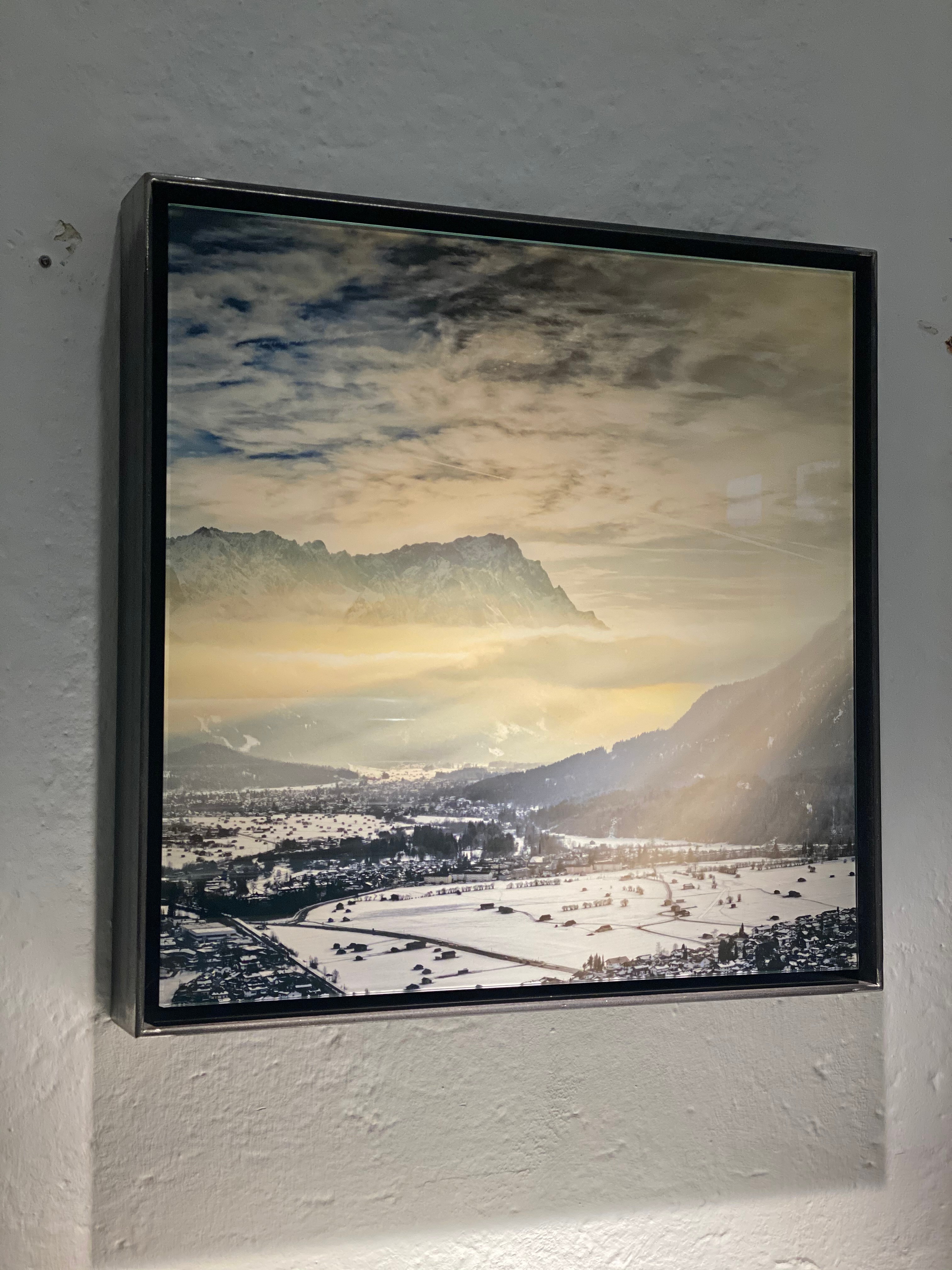 Detail untere Rahmenecke Leuchtkasten in Schattenfugenrahmen geschweisstes Metall