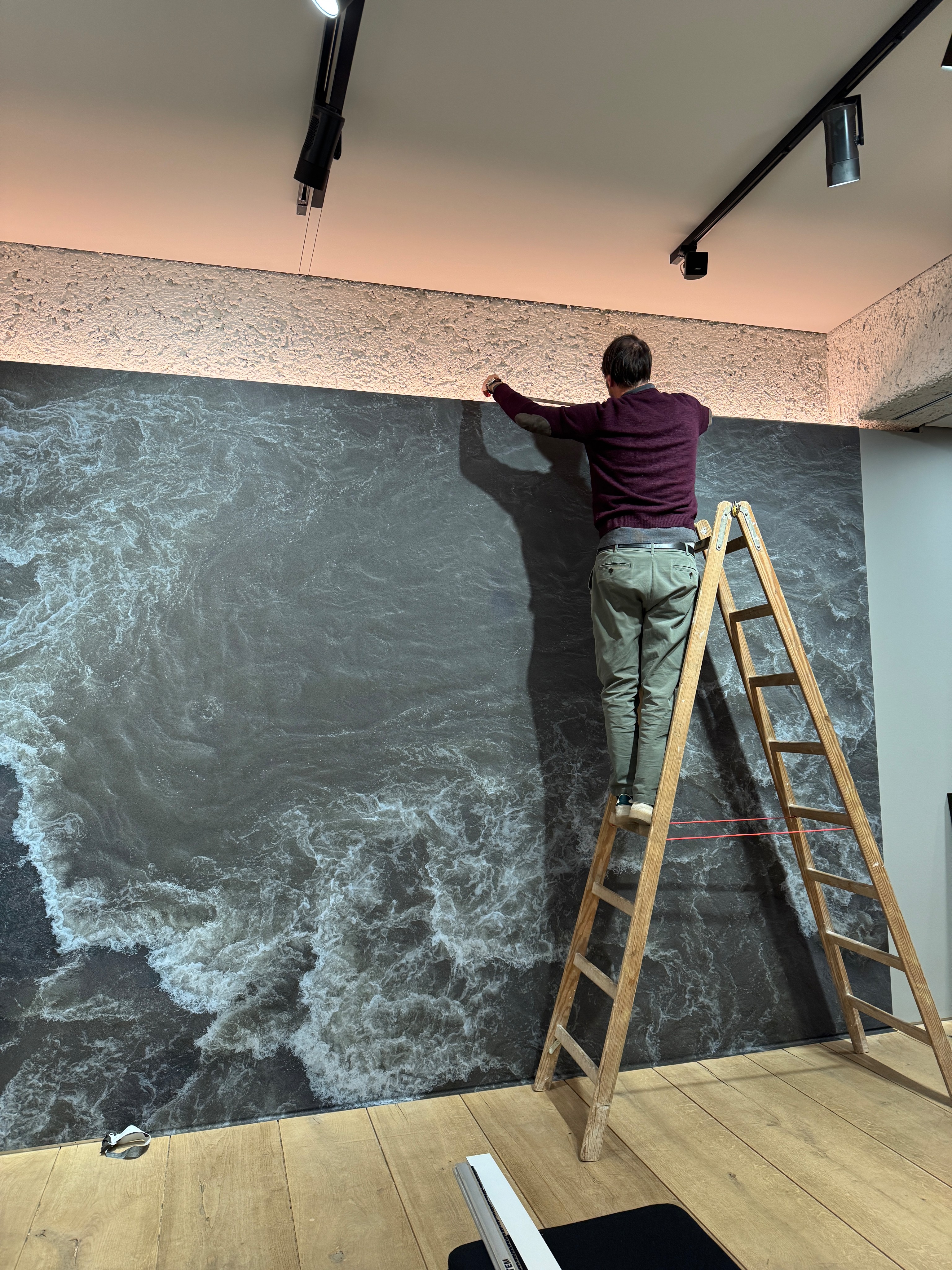 Wandmontage einer großformatigen Ausstellungsinstallation